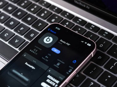 Assam, Hindistan - 30 Mart 2021: Telefon ekranındaki logodan daha iyi.