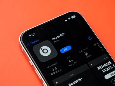 Assam, Hindistan - 30 Mart 2021: Telefon ekranındaki logodan daha iyi.