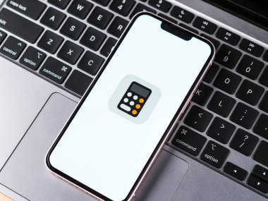 Batı Bangal, Hindistan - 20 Şubat 2023: Telefon ekranındaki Apple Hesap Makinesi uygulaması.