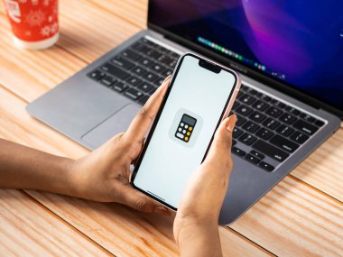 Batı Bangal, Hindistan - 20 Şubat 2023: Telefon ekranındaki Apple Hesap Makinesi uygulaması.