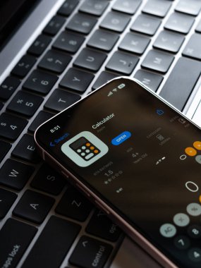 Batı Bangal, Hindistan - 20 Şubat 2023: Telefon ekranındaki Apple Hesap Makinesi uygulaması.