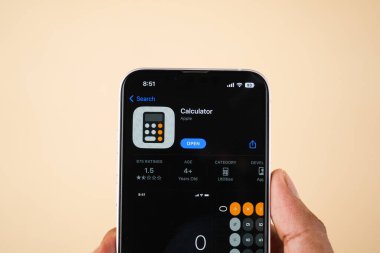 Batı Bangal, Hindistan - 20 Şubat 2023: Telefon ekranındaki Apple Hesap Makinesi uygulaması.