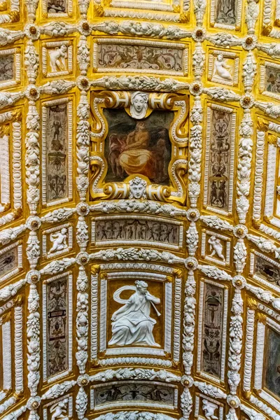 Obra Arte Detalhada Ornamentação Ouro Acima Uma Escadaria Interior Palácio — Fotografia de Stock