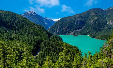 Diablo Gölü 'nün tepesindeki ince bulutlar Washington' u kasıp kavuruyor.