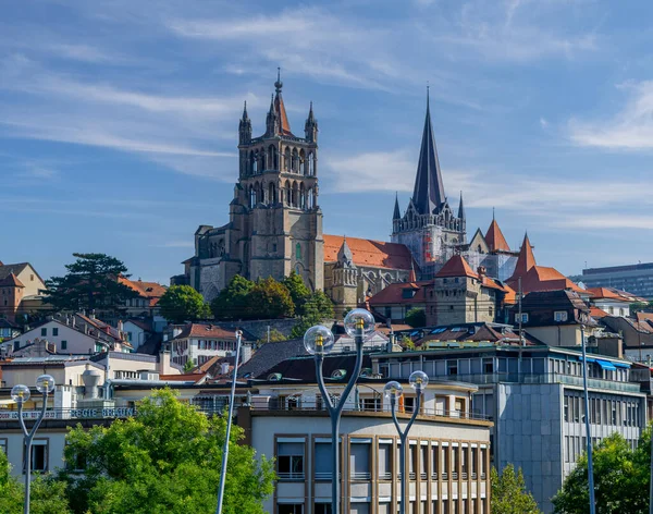 Notre Dame Katedrali 'nin görkemli kuleleri şehrin etrafını sarmış durumda.