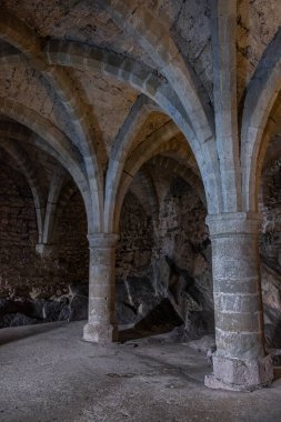 Mimari güzellik, Chillon Kalesi zindanlarının kemerleriyle çelişiyor.