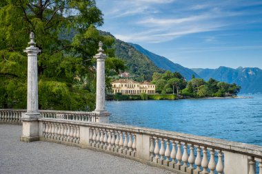Villa Melzi, Bellagio İtalya 'daki bahçelerdeki kavisli geçitten izledi.