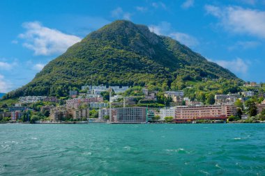 İsviçre Lugano Gölü 'ndeki Monte San Salvatore manzarası