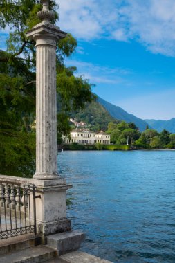 Bir bahçe sütunu, Bellagio İtalya 'daki Villa Melzi' yi çerçeveler.