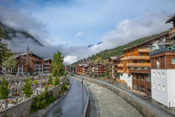 如果瑞士Zermatt的Vispa河物流由一条运河控制 — 图库照片