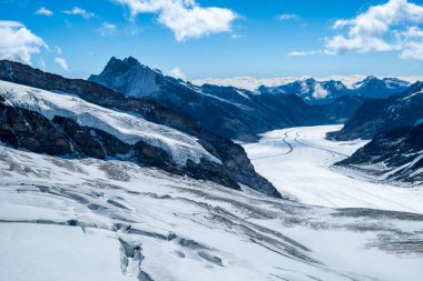 Aletsch buzulu ve Jungfraujoch dağ vadisi