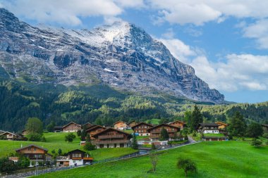Bernese Alpleri Kulesi Grindelwald İsviçre 'nin tuhaf bir kasabası üzerindedir.