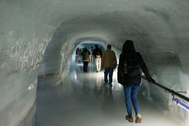 Jungfraujoch Buz Sarayı maceraperest turistlere kaygan bir yol sunuyor.