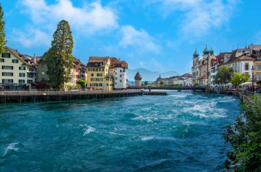 Lucerne Gölü 'nün karşısındaki yaya köprüsünden batıya, Lucerne Eski Kasabası' na.