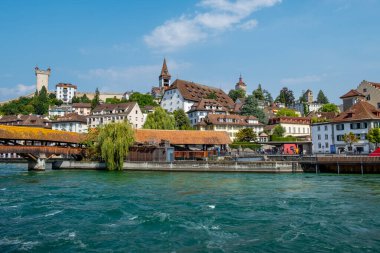 Eski Şehir Lucerne 'deki Reuss Nehri' nin karşısındaki köprüde.