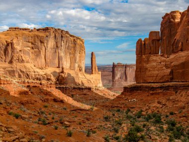 Utah Arches Ulusal Parkı 'ndaki güzel kırmızı kaya duvarlar ve sütunlar.