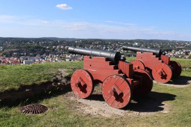 Norveç, Viken 'deki Fredriksten Kalesi' nden iki tarihi top Halden şehrini işaret ediyor. Yukarıdaki alanı kopyala.