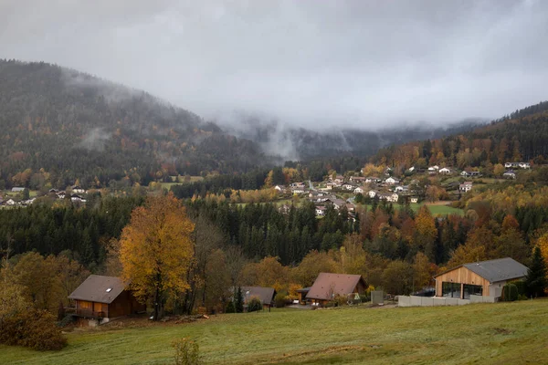 从Bemont上方的公路上俯瞰通往法国大东部Vosges区Le Syndicat地区Les Xatis的大道 秋天雾蒙蒙的景色笼罩着一个旅游胜地的山脉和风景 — 图库照片