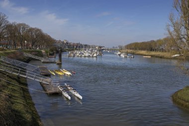 Fransa 'nın kuzeyinde Saint-Valery-sur-Somme nehrindeki yat marinası manzarası. Açık mavi gökyüzüyle güneşli bir bahar günü.