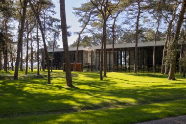 LENS, FRANCE, 3 Nisan 2023: Lens yakınlarındaki Vimy Ridge Ziyaretçi Eğitim Merkezi 'nin dışı. Merkez, Kanada Ulusal Vimy Anıtı 'na yakındır ve Birinci Dünya Savaşı Müzesi' ne ev sahipliği yapmaktadır..