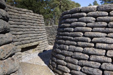 Birinci Dünya Savaşı 'ndan kalma yeniden inşa edilmiş siperler Fransa' daki Lens yakınlarındaki Vimy Ridge 'de bulundu..