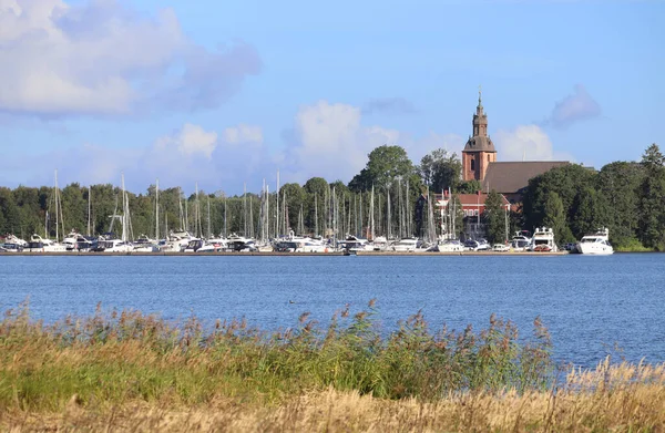 穿过风景如画的Vattern湖 朝向瑞典奥雷布洛县的Askersund教堂和码头 阳光明媚的夏日 复制空间 — 图库照片
