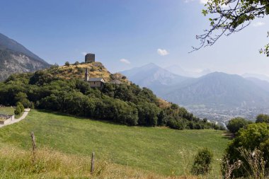 Fransa 'nın Savoie kentindeki Montvernier yakınlarındaki güzel dağ manzarası. St. Marin, Chatel Kulesi ve Saint-Jean-de-Maurienne kasabası uzaktan görülebilir. Boşluğu kopyala.