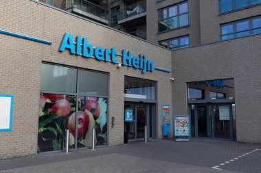 DENDERMONDE, BELGIUM; 8 Kasım 2023: Flanders 'taki Albert Heijn süpermarketinin dış görünüşü. Hollanda 'nın en büyük süpermarket zinciridir ve ayrıca Flanders' ta 75 mağazası vardır. Boşluğu kopyala.