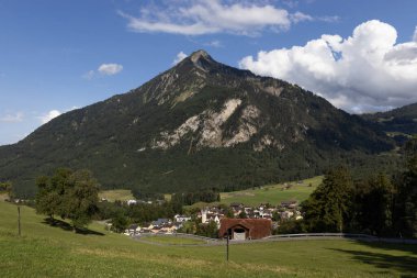 İsviçre 'nin Nidwalden kentindeki Stanserhorn dağının arkasında yükselen Ennetmoos köyüne doğru bakın. Yazın yeşil manzara manzarası. Yukarıdaki alanı kopyala.