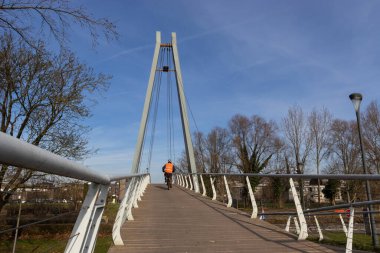 Ninove, Doğu Flanders, Belçika 'daki modern bisiklet köprüsü. Yeşil ulaşım ve şehir içi hareketlilik kavramı. Sağ üstteki boşlukName.