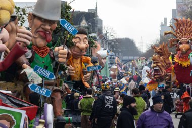AALST, BELGIUM, 11 Şubat 2024: Karnaval şamandıraları Aalst Karnavalı 'ndaki geçit töreni için sırada bekliyor. Geleneksel Mardi Gras, Flanders 'taki en büyük karnaval kutlaması. .