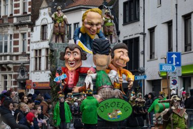 AALST, BELGIUM, 11 Şubat 2024: Karnaval Grubu Droeig ve Aalst karnaval geçidi sırasında yüzer. Aalst Mardi Gras, Flanders 'taki en büyük karnaval kutlaması. Her yıl 100.000' den fazla izleyicisi oluyor.