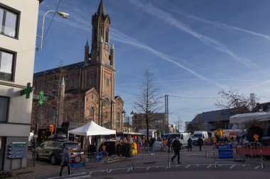 WeTTEREN, BELGIUM, 1 Şubat 2024: Wetteren 'deki ana pazar yerinde haftalık perşembe pazarının manzarası. Doğu Flanders 'daki tipik sokak pazarlarından biridir. Boşluğu sağ üstte kopyala.