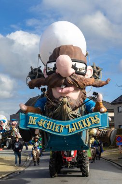 WIEZE, BELGIUM, 25 FEBRUARY 2024: Wieze Karnaval Geçidi sırasında karikatürlerle dolu komik karnaval Geçidi. Flaman Mardi Gras geçidi 2024 yılında 50. yıldönümünü kutladı.. 