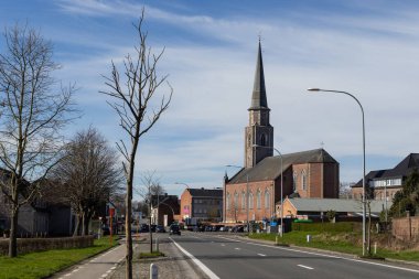 St. Martin in Burst 'un ana caddesi ve kilisesi görünüyor. Burst, Belçika 'nın Doğu Flanders eyaletinde yer alan bir köydür. Boşluğu kopyala.