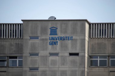 GHENT, BELGIUM, 26 HAZİRAN 2023: Gent Üniversitesi 'nin dış binası, logolu. Avrupa 'nın Hollandaca konuşan bölümünde bulunan büyük üniversitelerden biridir. Yukarıdaki alanı kopyala.