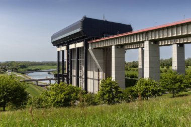 Strepy-Thieu tekne kaldırma (L 'ascenseur funiculaire de Strepy-Thieu), Belçika' nın Mons yakınlarındaki Canal du Centre 'daki su kemerlerine arkadan bağlanır..