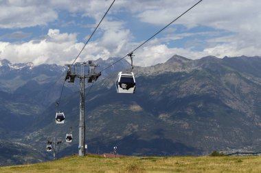 AOSTA, İtalya, 2 AĞUSTOS 2024 Aosta-Pila teleferiği yazın Pila 'ya varıyor. 8 kişilik teleferikler Aosta şehir merkezinden ayrılıp 18 dakika içinde Pila 'nın turistik bölgesine ulaşacak..