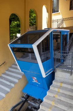 SAN PELLEGRINO T, İtalya, 26 Temmuz 2024: San Pellegrino Dönemi 'nde yeni yenilenen ve yeniden açılan Funicular Demiryolu. Tarihi 1909 yılına dayanan şirket, turistleri şehir merkezinden Vetta tatil beldesine taşıyor..