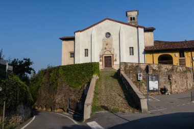 San Teonesto 'nun dış görünüşü Masserano' da, Biella 'da, İtalya' da, yaz akşamlarında güneşli..