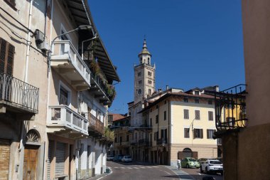 Anayol (Via Roma), tarihi evleri ve Masserano, Piedmont, İtalya 'daki pazar yerini geçerken görülüyor.