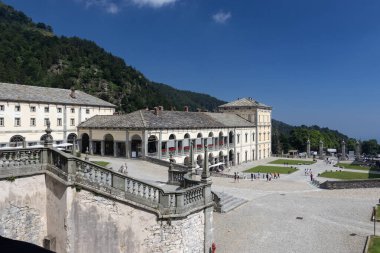 Piedmont, İtalya 'daki Biellla yakınlarındaki Oropa Sığınağı manzarası. Alpi Biellesi 'nin küçük bir vadisinde, Oropa' nın Black Madoona 'sına ve antik bir hac yerine ev sahipliği yapar.. 