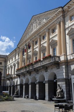 İtalya 'nın Aosta Vadisi' ndeki Aosta Belediye Binası 'nın (Hotel de Ville) güzel cephesi. Bu büyük Neo Classic Porticoed binası 1839 'da iki şehrin su yollarını temsil eden iki heykelle dikildi..
