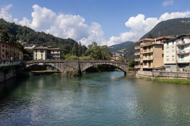 San Pellegrino Terme, Bergamo, İtalya 'daki Brembo Nehri üzerindeki güzel eski' Ponte Vecchio 'köprüsü. Boşluğu aşağıya kopyala.