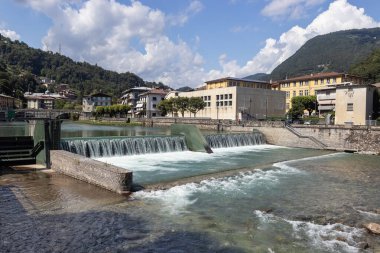Lombardy, İtalya 'daki San Pellegrino Terme' deki Brembo Nehri 'nde hidroelektrik Weir manzarası.