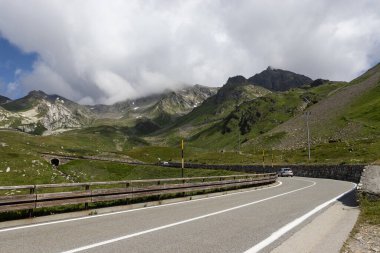 Saint-Rhemy-en-Bosses, Aosta Vadisi, İtalya 'daki Colle del Gran San Bernardo' nun çevresindeki yol ve dağ manzarası. Yüksek irtifa yolu İtalya 'dan İsviçre' ye geçer..