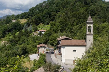 İtalya 'nın Piedmont kentindeki Costa Serina yakınlarındaki Santuario della Forcella' nın hava manzarası. Boşluğu solun üzerine kopyala.