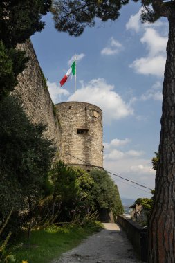 BERGAMO, İtalya, 24 Temmuz 2024: Parco delle Rimembranze 'de Bergamo Hikayesi Müzesi' ne ev sahipliği yapan 14. yüzyıl Rocca 'sının dış görünüşü. Bergamo 'da turistik bir yer..