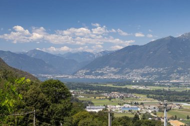 Yaz manzarası Locarno 'ya ve İsviçre' deki Maggiore Gölü 'nün kuzey kısmına doğru yükseliyor..