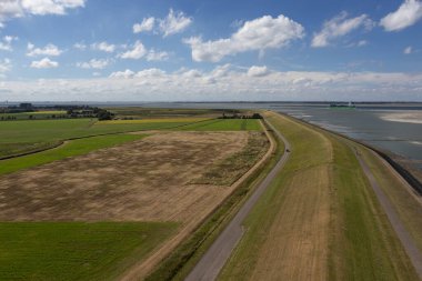 Polder manzarası, deniz lezbiyeni ve Batı Scheldt 'in Ossenisse, Zeelandic Flanders, Hollanda' daki hava manzarası. Boşluğu kopyala.